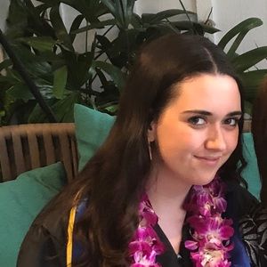 Meet your Posher, Maura